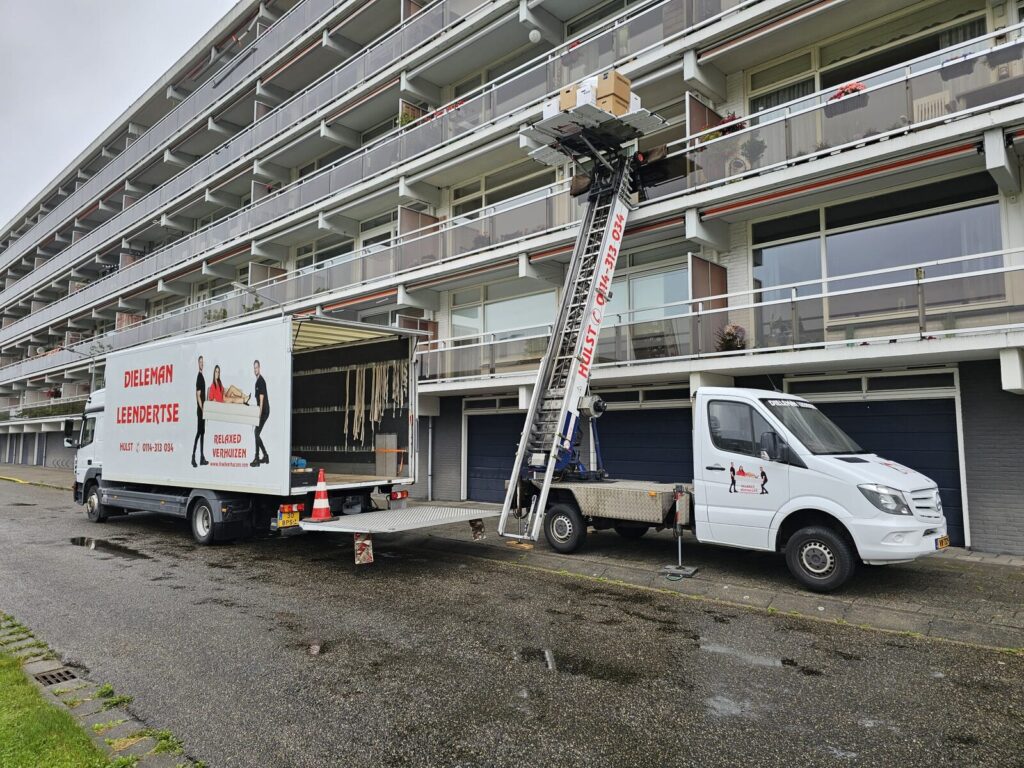 Verhuizing met ladderlift bij een appartement door Dieleman-Leendertse