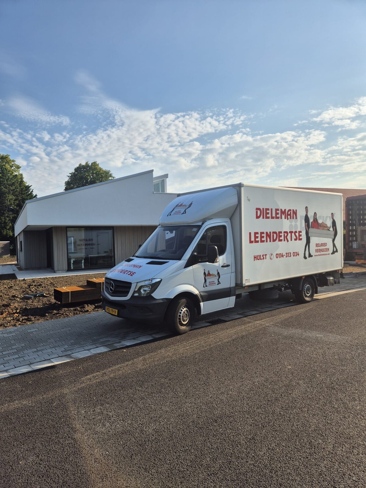 Een piano verhuizen met een ladderlift