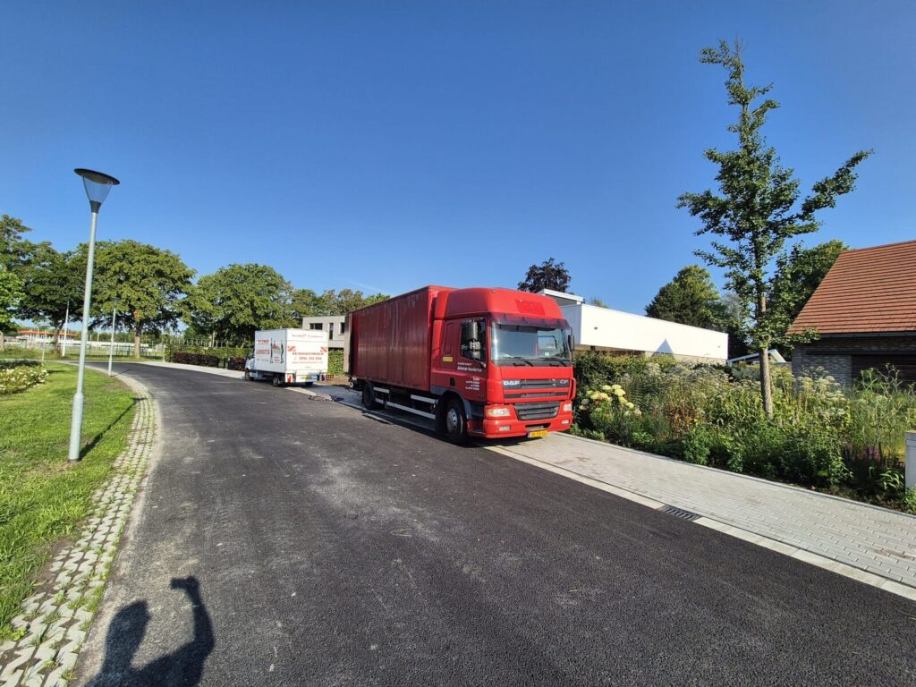 Twee verhuiswagens van Dieleman-Leendertse in Zeeuws-Vlaanderen
