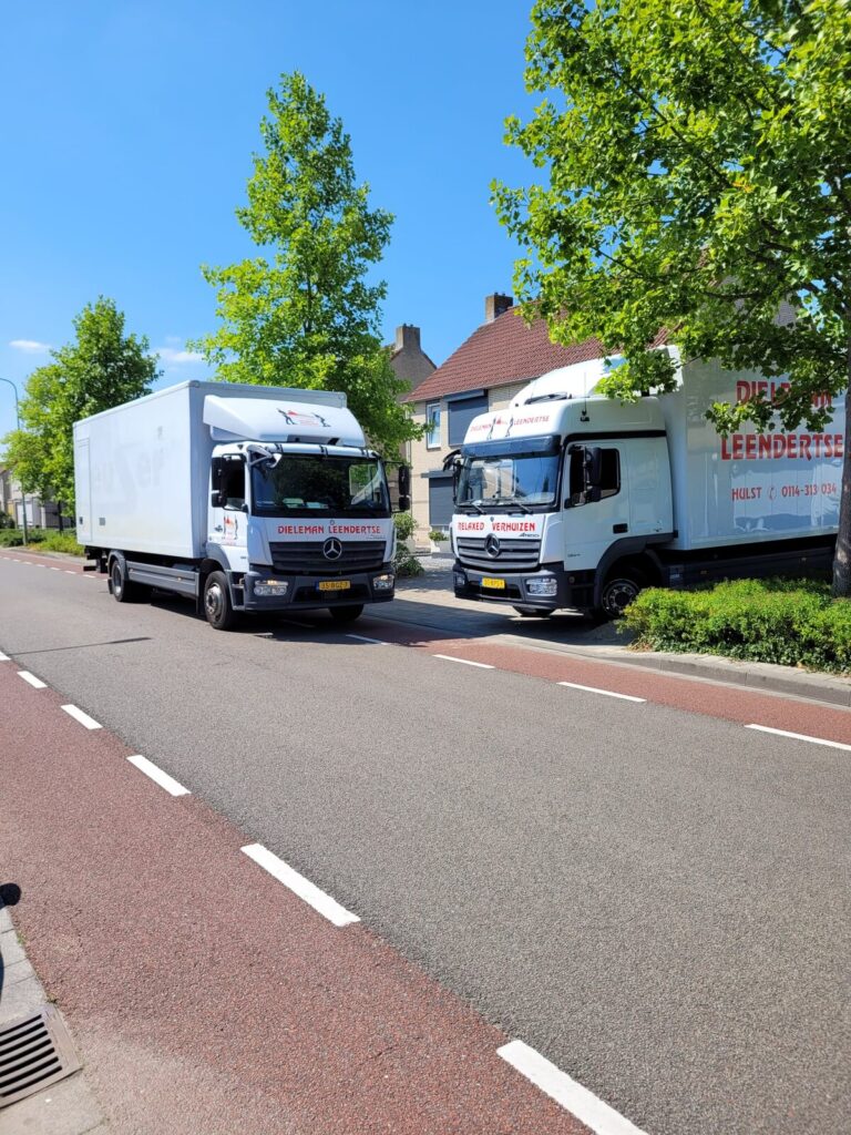 Verhuiswagen en bus van Dieleman-Leendertse Verhuizingen