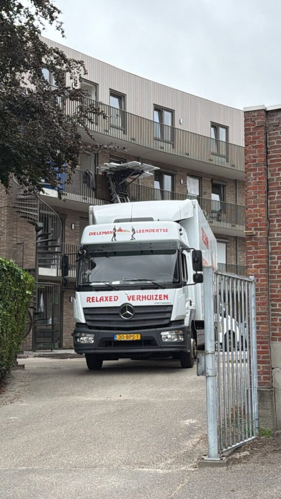 Verhuiswagen van Dieleman-Leendertse Verhuizingen vooraanzicht