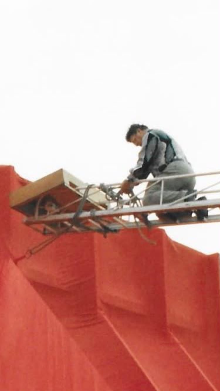 Opa Leendertse op de ladderlift van Dieleman-Leendertse Verhuizingen